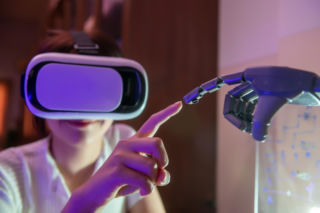 Nastolatek bezgranicznie ufa AI? Tak w 4 krokach nauczysz go weryfikować fakty