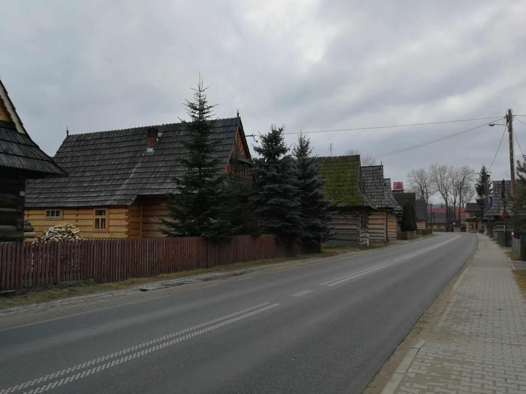 Ta małopolska wieś to żywy skansen. Kilkuset letnie chałupy wciąż zamieszkują mieszkańcy
