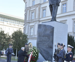 Jarosław Kaczyński na Powązkach i przed pomnikiem brata. Prezes PiS nie zapomina o kolejnej miesięcznicy