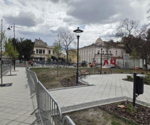 Nowe oblicze placu Wolności. Kwiaciarnie już zamontowane, koniec prac coraz bliżej