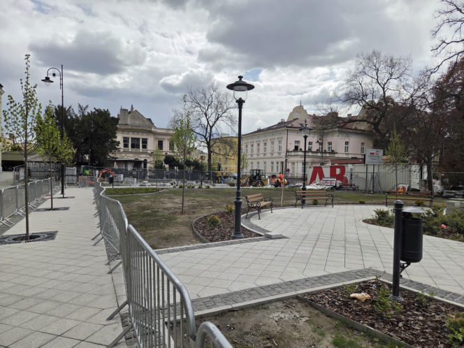 Nowe oblicze placu Wolności. Kwiaciarnie już zamontowane, koniec prac coraz bliżej