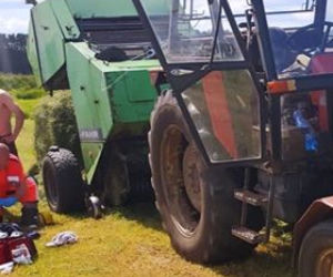 Ostrołęka. 28-latek stracił rękę! Wkręciła ją maszyna do belowania siana!