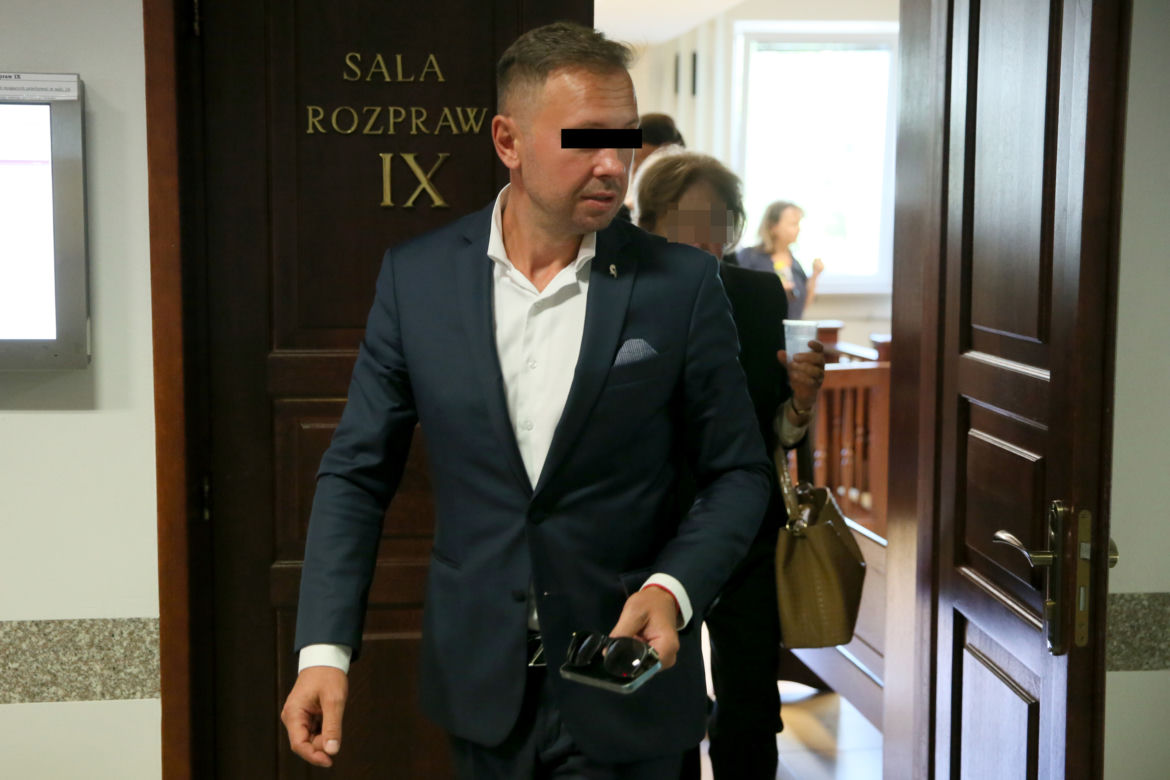 Zięć przyniósł teściowi do domu 150 tys zł w reklamówce. Kolejna rozprawa Artura W. 