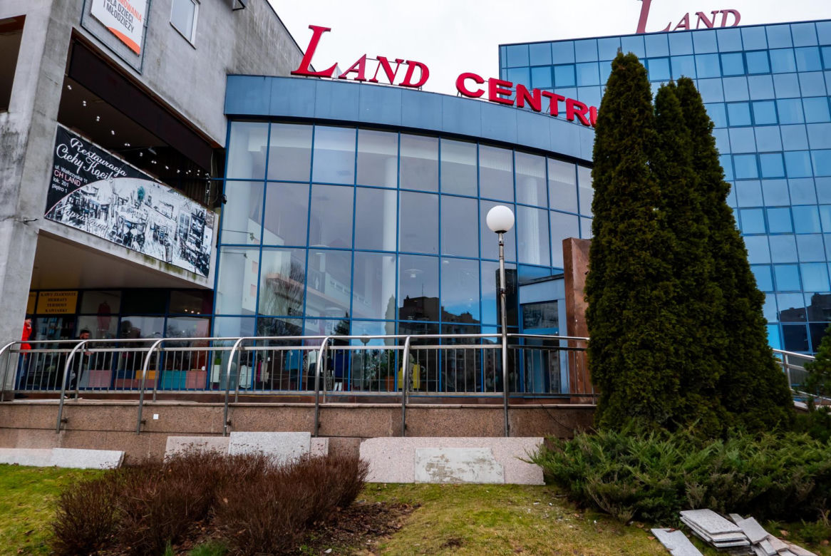 Centrum handlowe Land przy metrze Służew w Warszawie