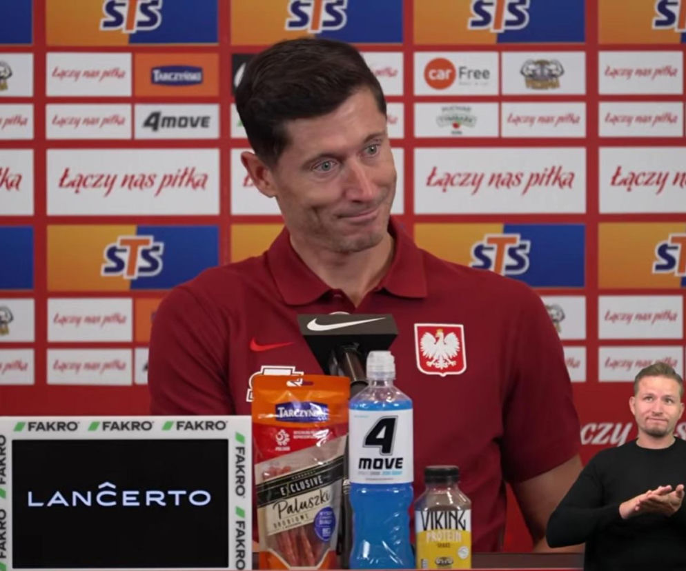 Robert Lewandowski na konferencji reprezentacji Polski. W rogu tłumacz migowy. O kadrze czytaj w SE Supersport.