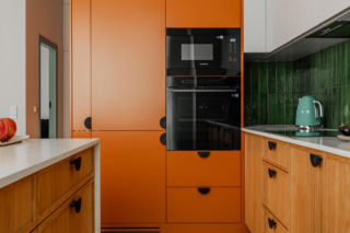 Mieszkanie w kolorach szałwiowej zieleni i ciepłej terakoty