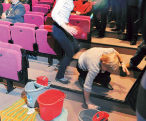 Polecą głowy za cieknący teatr?