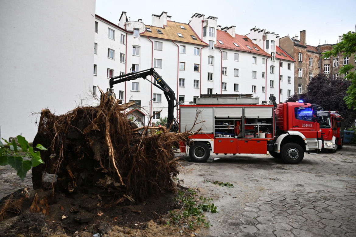 Wrocław pod wodą! Tramwaje stoją, ulice zamieniły się w rzeki