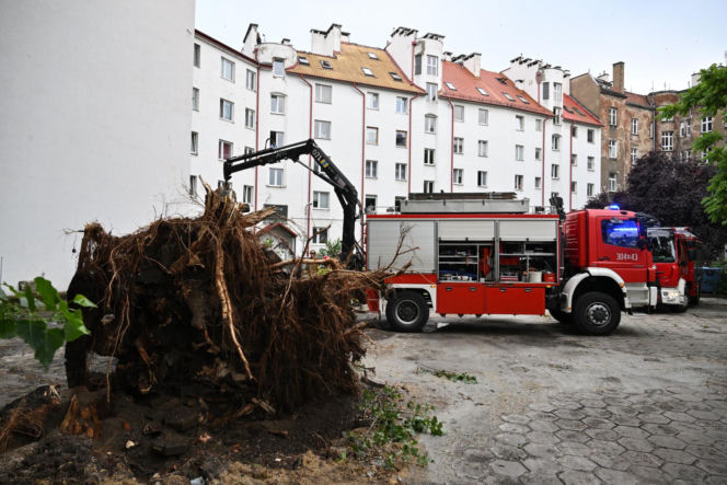 Wrocław pod wodą! Tramwaje stoją, ulice zamieniły się w rzeki