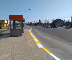Krawężniki przy rzeszowskich przystankach autobusowych są malowane na biało-żółte