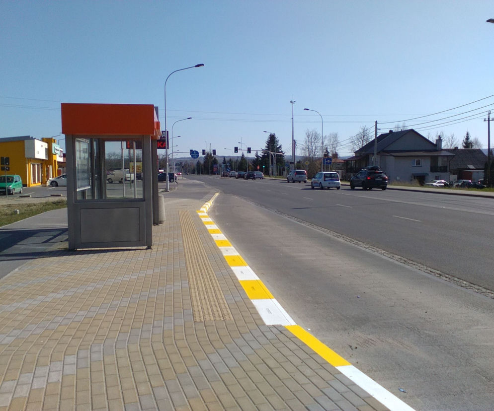 Krawężniki przy rzeszowskich przystankach autobusowych są malowane na biało-żółte
