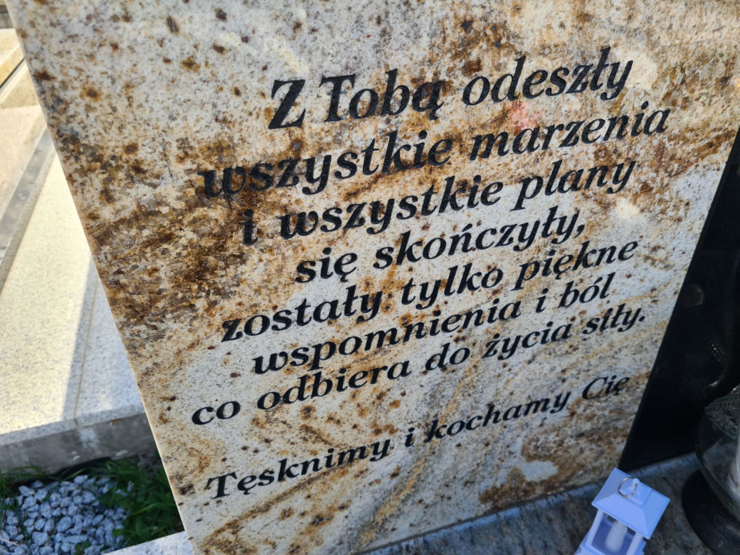 Para narzeczonych zmarła w Holandii. Napisy na grobach Wiktorii i Konrada sprawiają, że pęka serce 