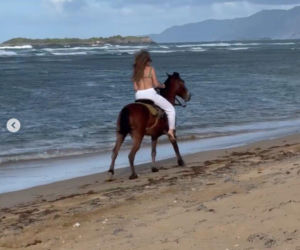 Wiktoria Gąsiewska galopuje po plaży w bikini. Miała być bajkowa scena, jest afera!