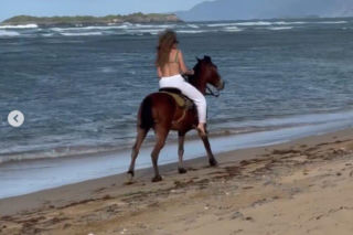 Wiktoria Gąsiewska galopuje po plaży w bikini. Miała być bajkowa scena, jest afera!