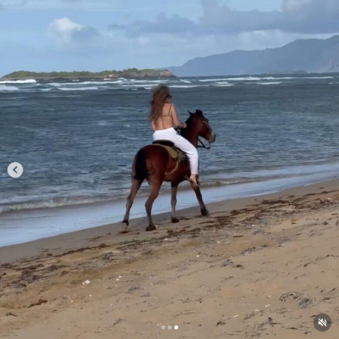 Wiktoria Gąsiewska galopuje po plaży w bikini. Miała być bajkowa scena, jest afera!