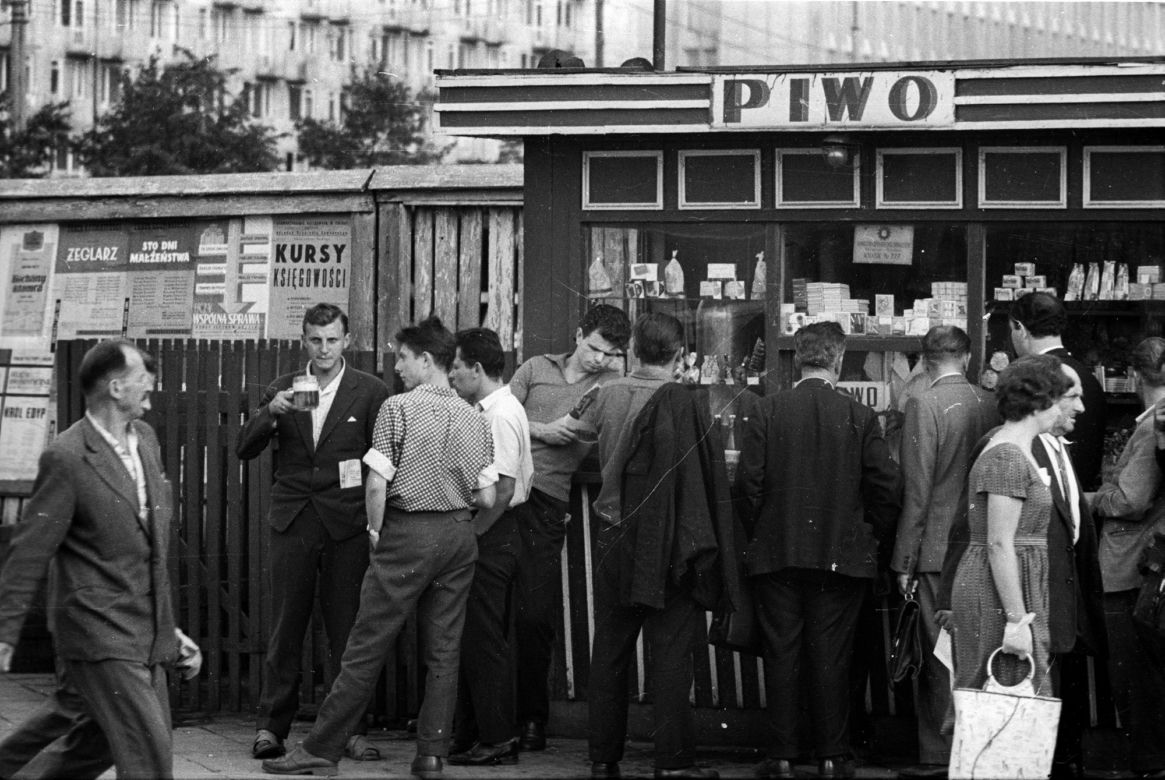 Kioski z piwem cieszyły się popularnością już od rana, czyli bumelanci z pe-pe* w dłoni 