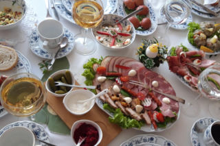 Jak nie przytyć w Wielkanoc? To nie potrawy są kluczowe, tylko sposób ich jedzenia