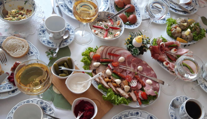 Jak nie przytyć w Wielkanoc? To nie potrawy są kluczowe, tylko sposób ich jedzenia