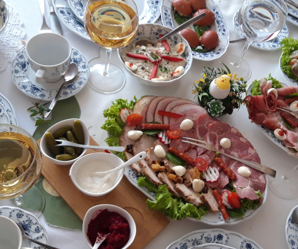 Jak nie przytyć w Wielkanoc? To nie potrawy są kluczowe, tylko sposób ich jedzenia