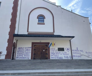 Tajemnicze napisy namalowane na kościele. Policja zatrzymała 33-letniego mężczyznę