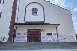 Zdewastowana elewacja kościoła. Policja wpadła na trop 33-latka