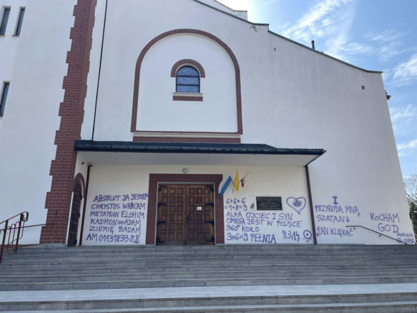 Zdewastowana elewacja kościoła. Policja wpadła na trop 33-latka