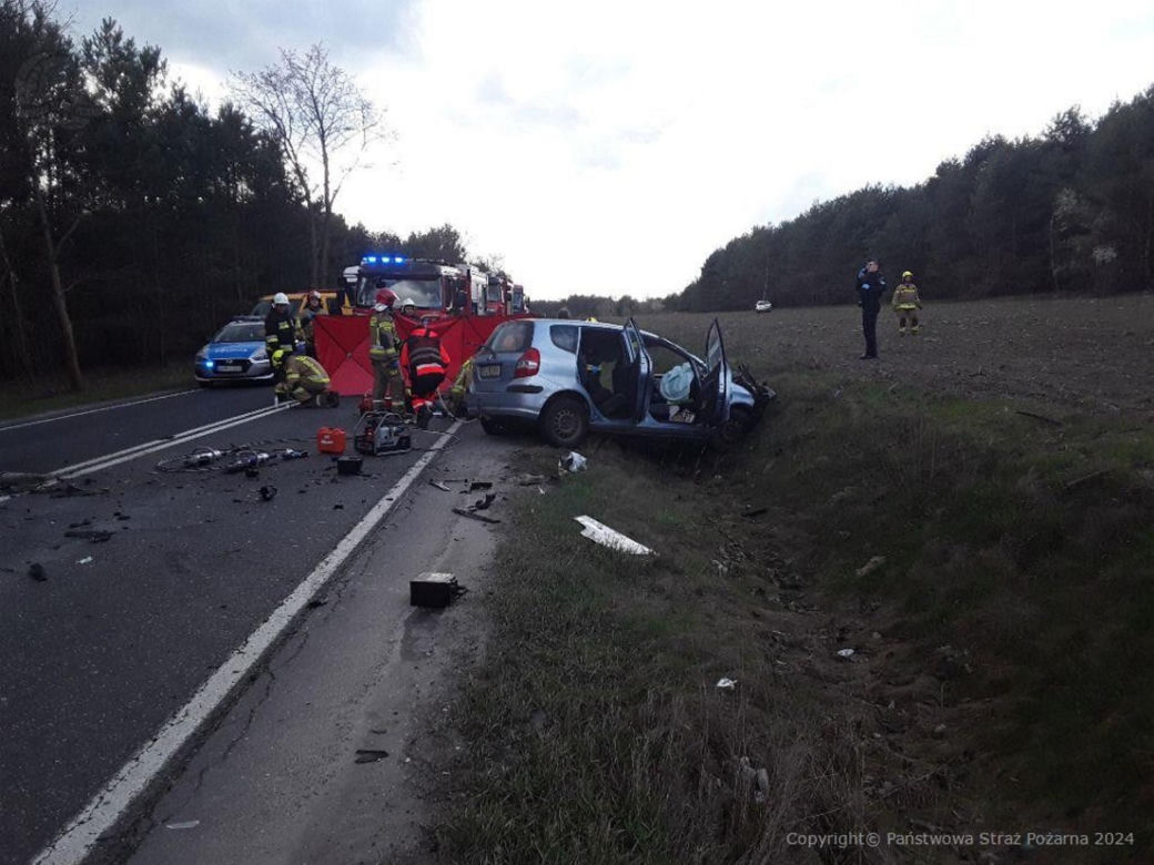 Śmiertelny wypadek pod Piotrkowem Trybunalskim. Kierowca hyundaia zderzył się z tirem