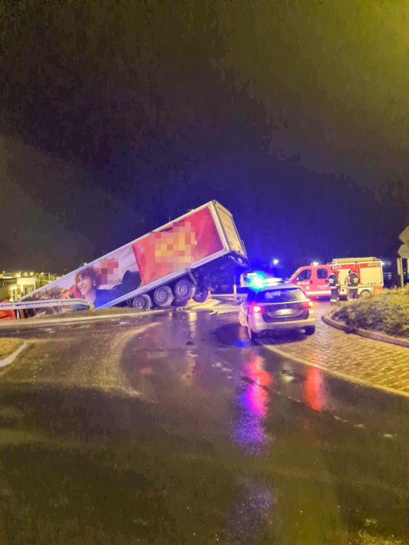 Ciężarówka wjechała do tunelu. Na rondzie kierowcy zakręciło się w głowie