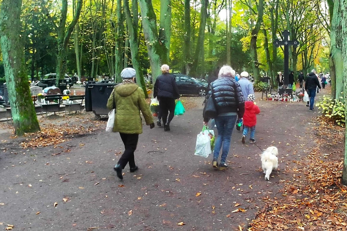 Wzmożony ruch na Cmentarzu Centralnym w Szczecinie