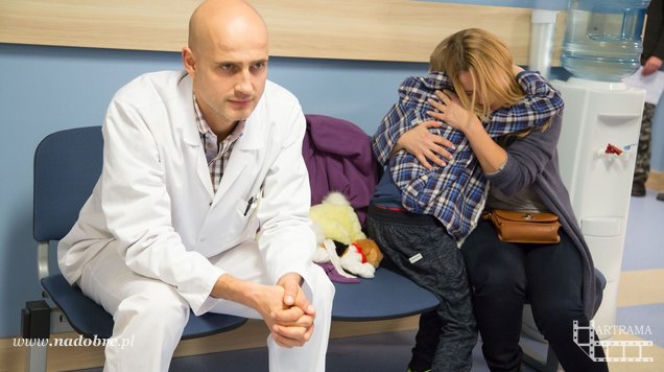 Na dobre i na złe odc. 624. Rafał Konica (Robert Koszucki), Marta (Katarzyna Bujakiewicz), Jaś (Mateusz Bożek)