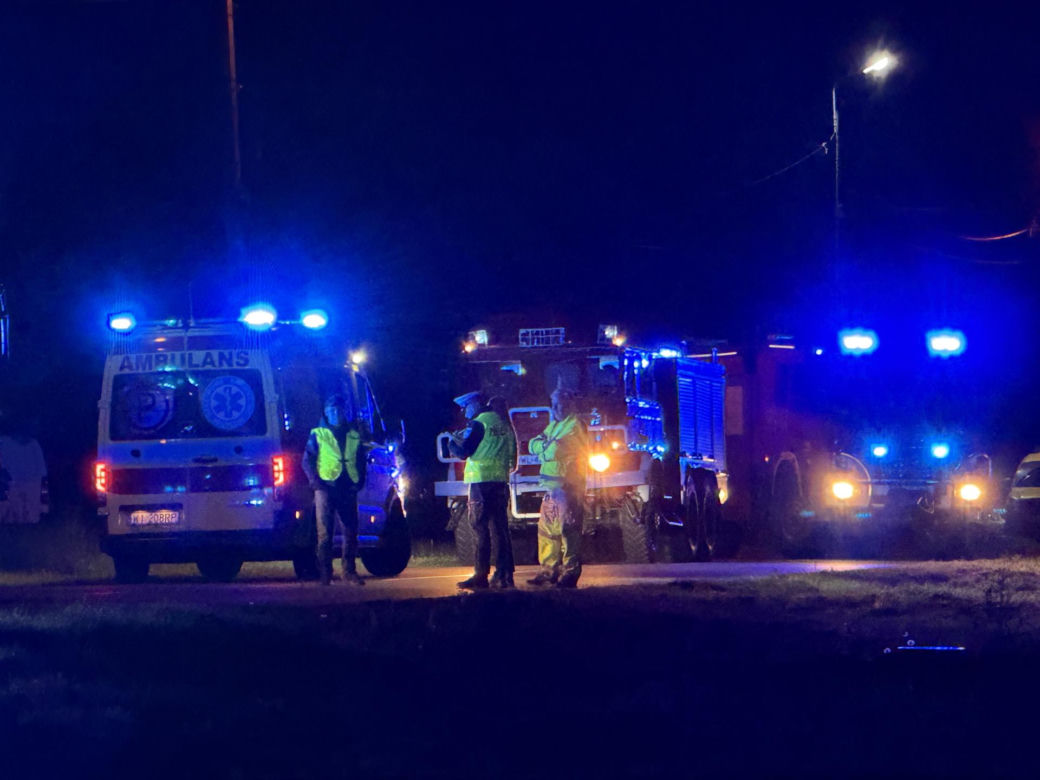 Kierowca uderzył w barierki, barierka przebiła auto i zabiła pasażera, kierowca uciekł pieszo