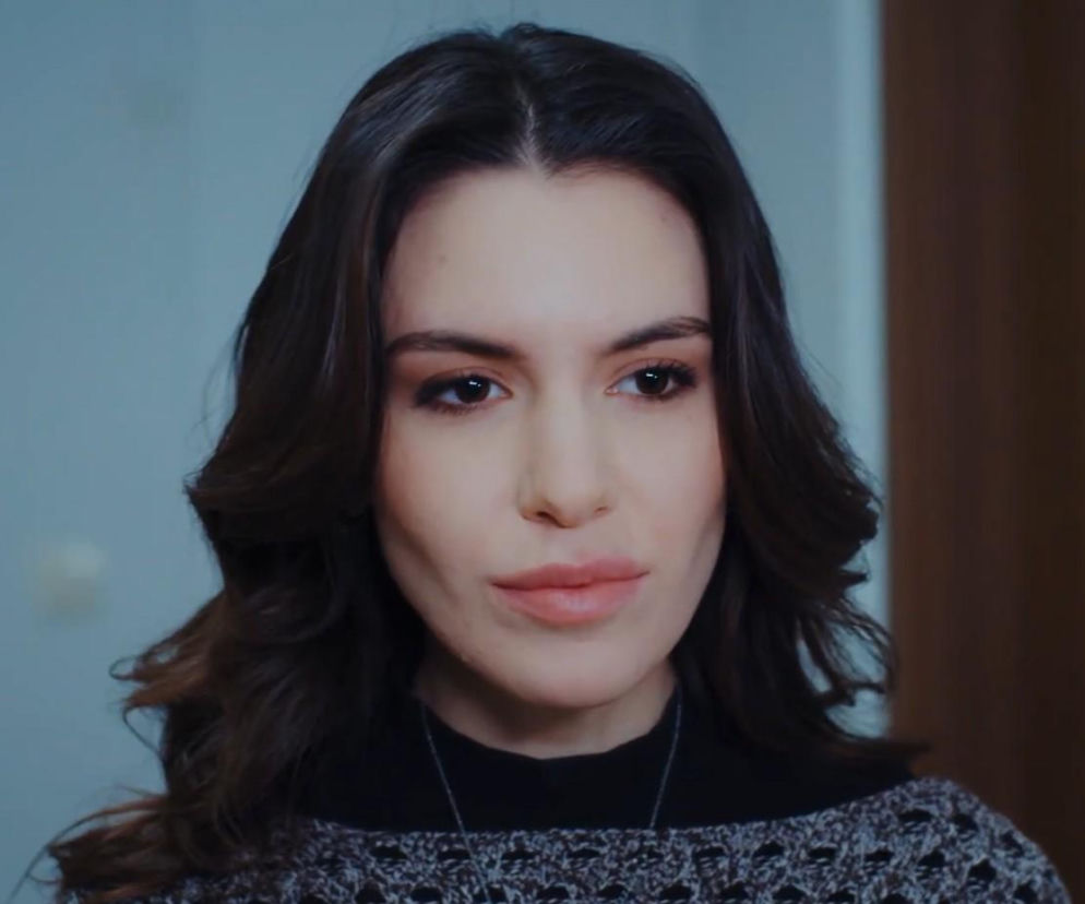 Portret ciemnowłosej Pelin z serialu Dziedzictwo. O jej planie na rozbicie związku Nany i Poyraza przeczytasz na Eska.