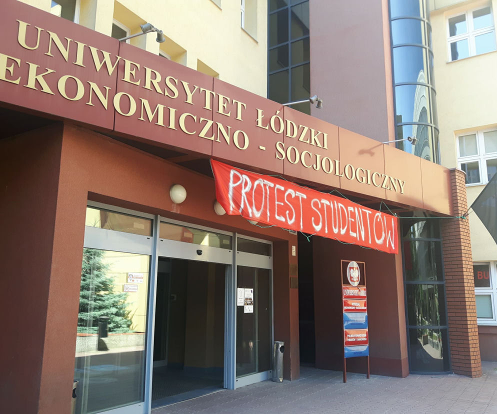 Studenci Uniwersytetu Łódzkiego minioną noc spędzili w śpiworach na wydziale Ekonomiczno-Socjologicznym