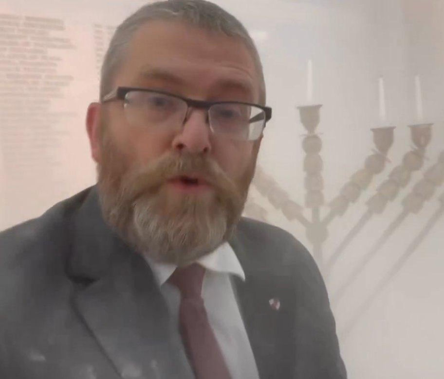 Grzegorz Braun z gaśnicą w Sejmie