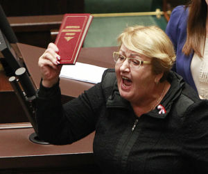 Chowała pieniądze Solidarności do stanika