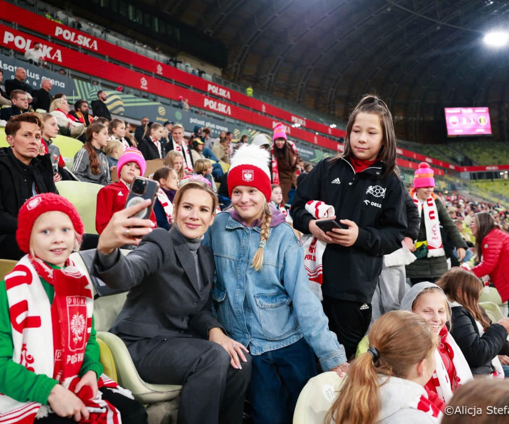 Marta Nawrocka robi selfie z dziećmi na trybunach stadionu. O kibicowaniu polskim piłkarkom przeczytasz na SE.