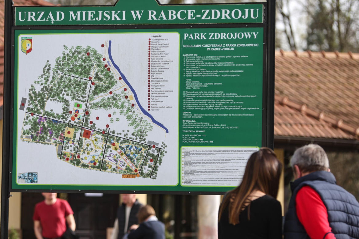 Rabka-Zdrój. Trzy osoby, w tym sześcioletnie dziecko, zginęły przygniecione przez powalone pod naporem wiatru drzewo