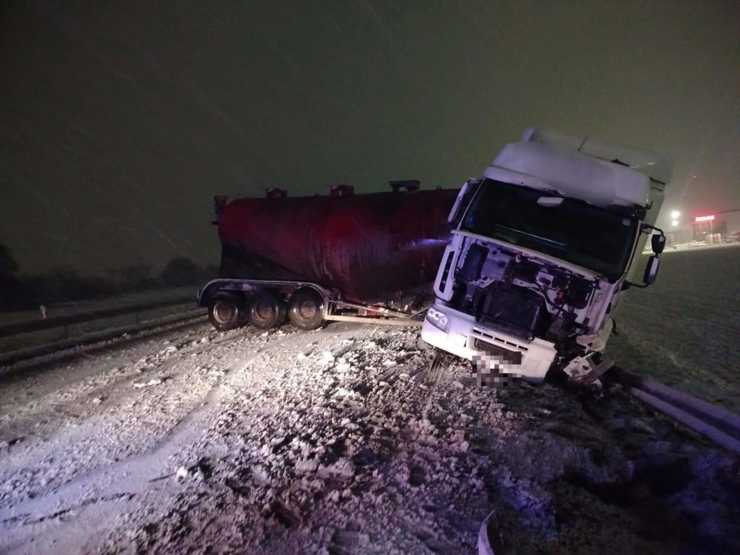 Leszno pod śniegiem. Kolizje na drogach i opóźnienia autobusów
