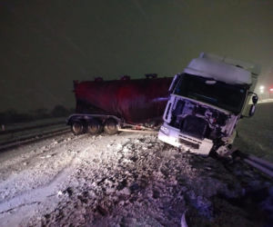 Leszno pod śniegiem. Kolizje na drogach i opóźnienia autobusów
