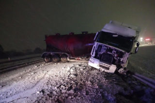 Leszno pod śniegiem. Kolizje na drogach i opóźnienia autobusów