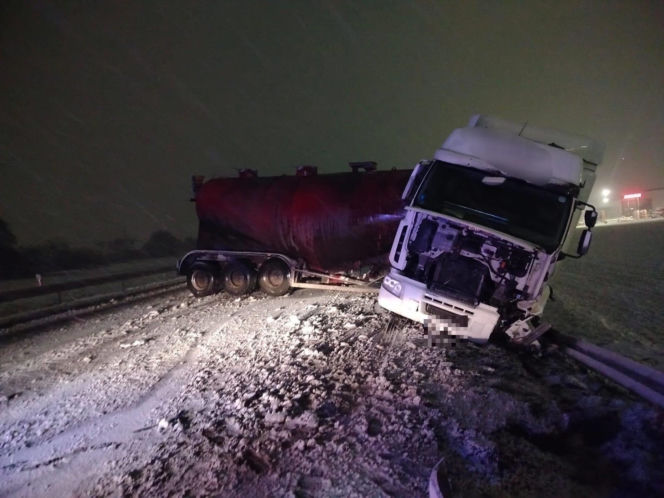 Leszno pod śniegiem. Kolizje na drogach i opóźnienia autobusów
