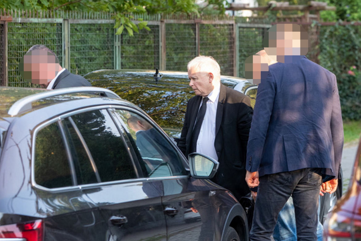 Premier Morawiecki spotkał się z Kaczyńskim na Nowogrodzkiej. Prezes PiS wyszedł z zakupami z piekarni
