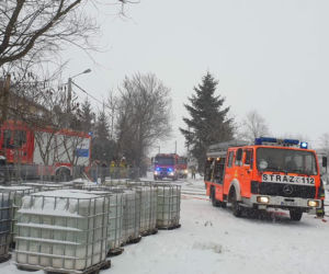 ZDJĘCIA z pożaru hali w Pieńkach Wielkich! Domownicy uratowali członka rodziny! OGROMNE straty