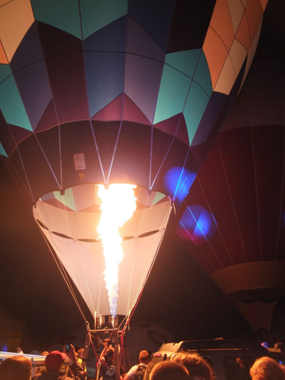 W dzień latały, nocą ziały ogniem. Nocny pokaz balonów w Nałęczowie 