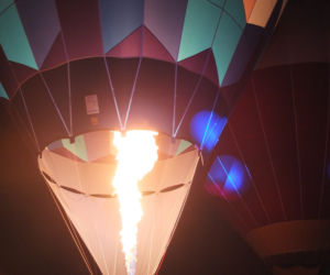 W dzień latały, nocą ziały ogniem. Nocny pokaz balonów w Nałęczowie 