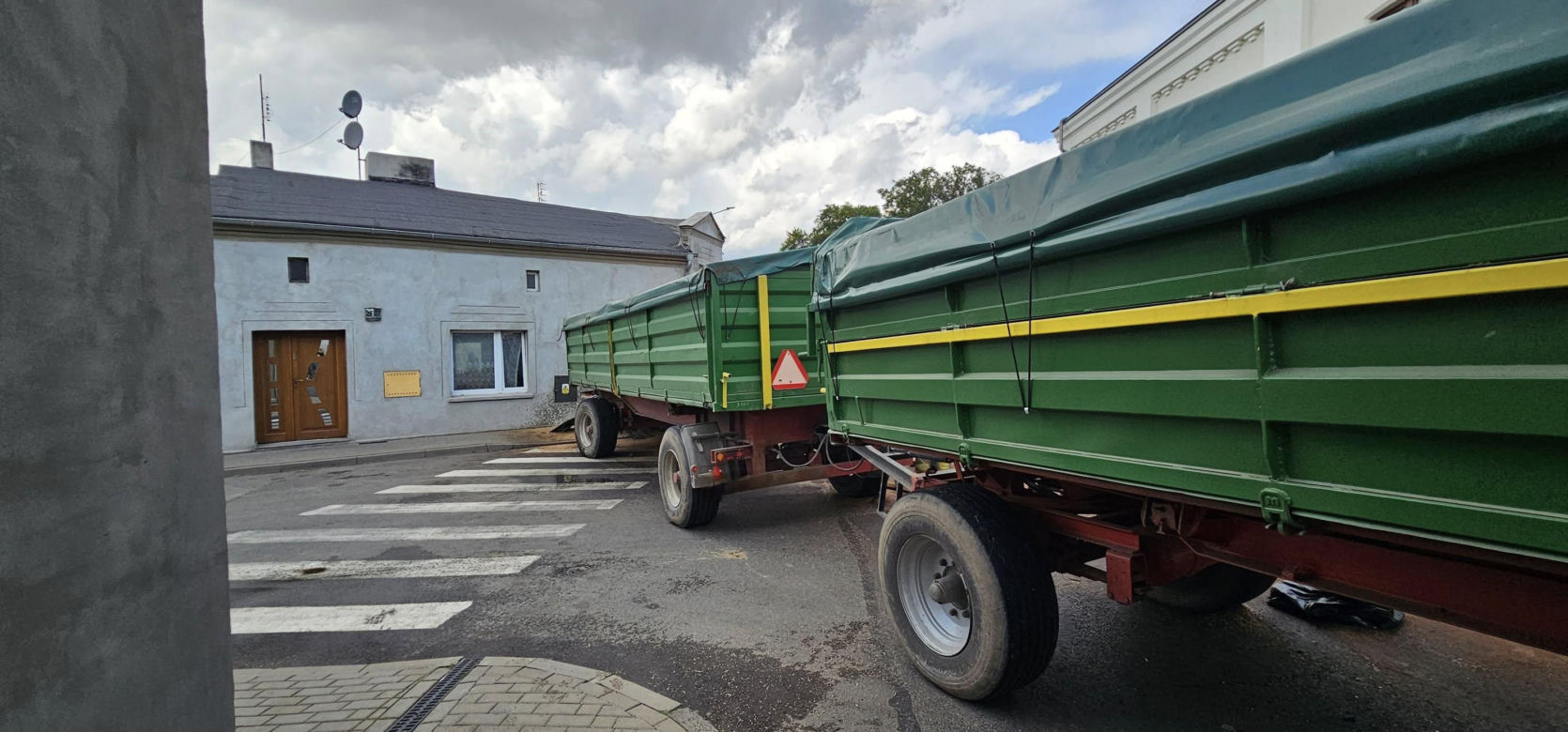 Traktor uderzył w auto i wjechał w budynki! Groźny wypadek pod Grudziądzem [ZDJĘCIA]