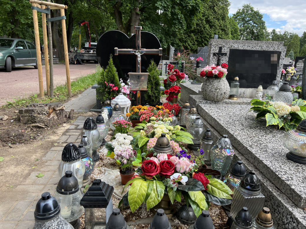 Wzruszający widok na cmentarzu