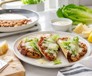 Nie wrap, tylko smashed taco. Kurczak przywiera do tortilli i rumieni się prosto na patelni