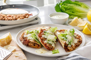 Nie wrap, tylko smashed taco. Kurczak przywiera do tortilli i rumieni się prosto na patelni