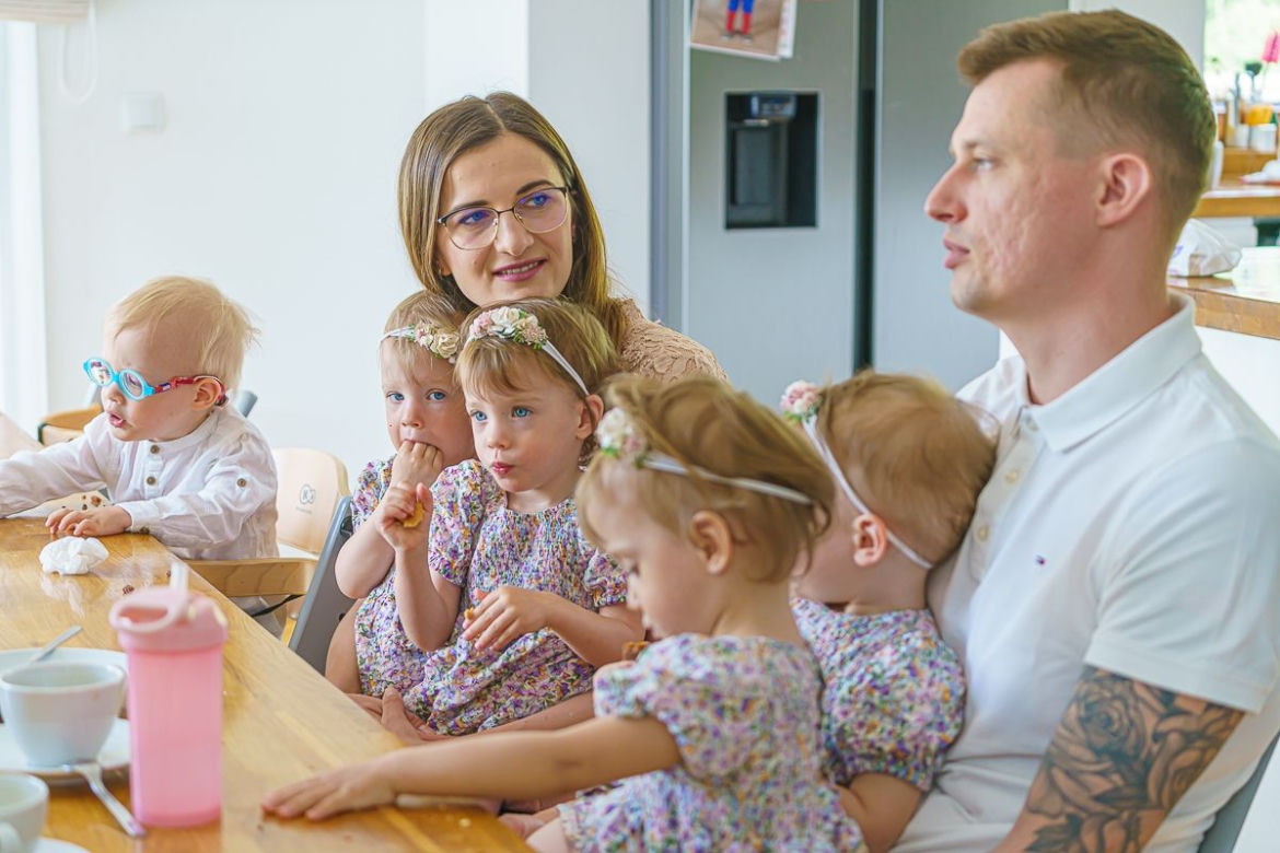 Marszałek odwiedził sześcioraczki z Tylmanowej. Jak teraz wyglądają?